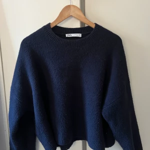 Mörkblå stickad tröja från Zara - Säljer en mörkblå stickad tröja från Zara. Den är mjuk och bekväm! Sitter lite oversize🩷storlek: M. Bara att skriva vid eventuell fråga!