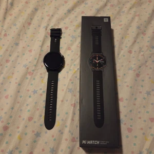 Xiaomi Mi Watch Smartwatch - Säljer en Xiaomi Mi Watch. Det är en smartwatch med en mängd funktioner för att spåra din aktivitet och hälsa. Den har en tydlig display och ett bekvämt armband. Perfekt för den som vill ha en mångsidig och stilren smartwatch