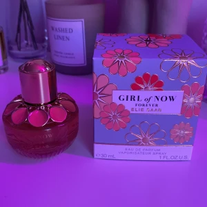 Girl of Now Forever Parfym från Elie Saab - Doftar hallon och mandel, söt men ändå fräsch💖 Fick den i december, endast använd 2 gånger