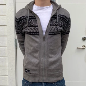 Stickad hoodie - En fet stickad hoodie | skick: 8,5/10- aning solblekt, men synes inte mycket. | hör av er vid fler frågor 🦦