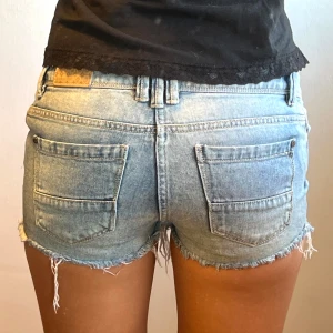 Jeansshorts  - Midjemått: 32cm 💖