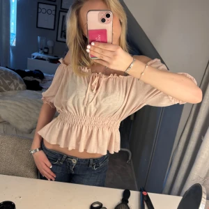 Ljusrosa offshoulder blus - Jätte söt och skön blus. Jätte jätte stretchiga material 