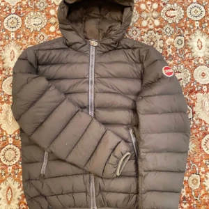 Colmar jacka  - Hej! Säljer nu min jacka från märket Colmar, storlek 48/M,  använt skick modellen är 184cm och väger 70kg . Tveka inte på att höra av dig om du har frågor eller funderingar kring jackan!