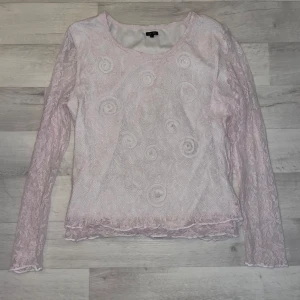 Söt rosa tröja med detaljer  - Söt rosa tröja med lace och swirl detaljer. Köpt second hand men aldrig använt. Lappen säger L men sitter som M/S. Skriv för fler bilder eller mått! 