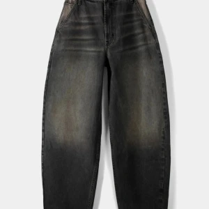 Skater jeans - Faded effect jeans - jeans relaxed fit - dark grey Använd fåtalet gånger, bra skick och inga defekter Säljer pga fel storlek på mig Nypris: 399kr Köparen står för frakt 