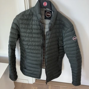 Grön quiltad jacka från Colmar - Säljer en snygg grön quiltad jacka från Colmar. Jackan har en dragkedja framtill och är långärmad. Perfekt för kyligare dagar med sin stilrena design och bekväma passform.