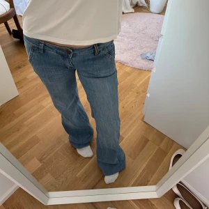 Lågmidjade jeans - Midjemåttet är 38 Innerbenslängden är 88🌟