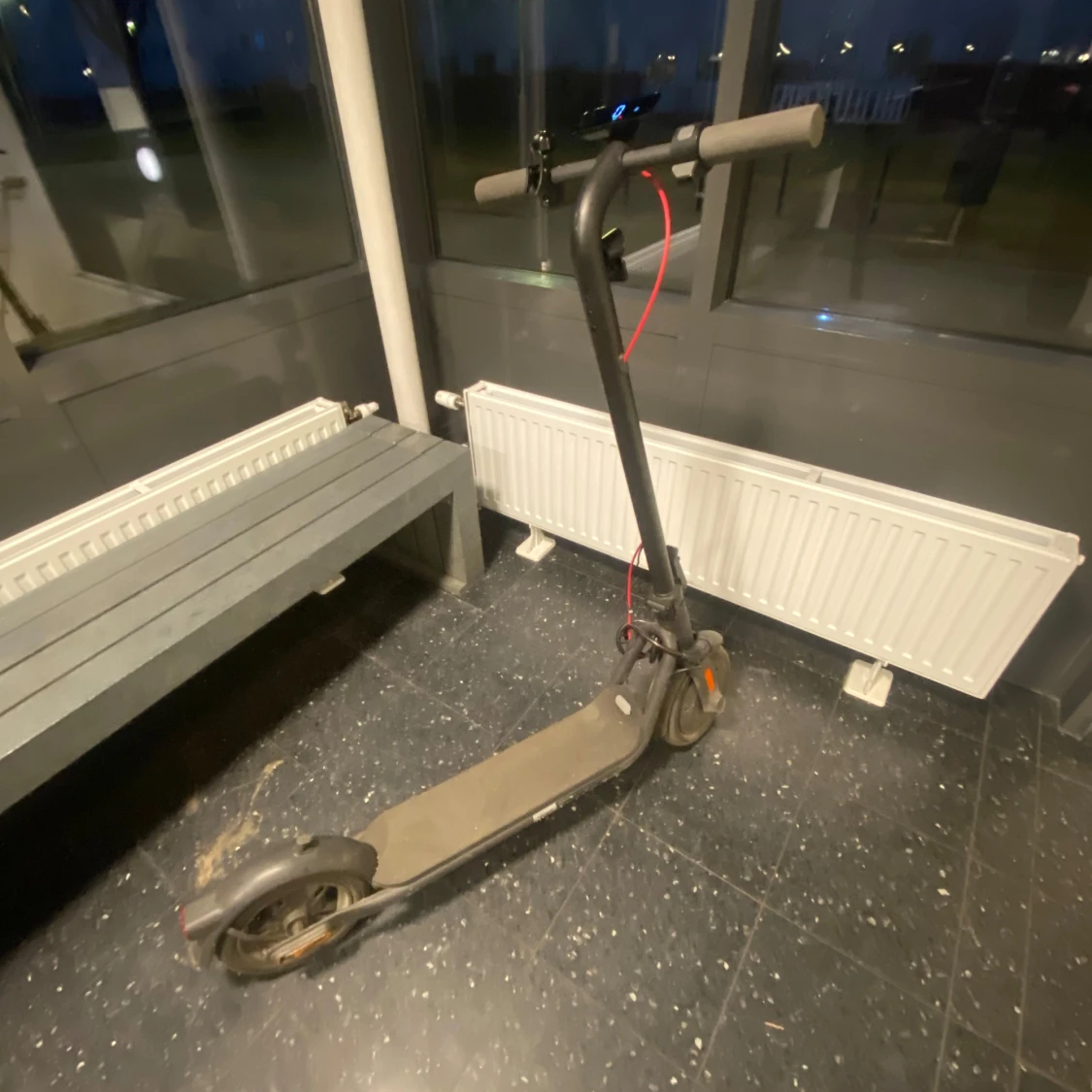 Grå elscooter med röd kabel åker i 60km ifall man trimmar  - 1