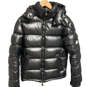 moncler maya - i praktiken helt ny. från äldre season tror jag. knappt några tecken på användning alls. 100% äkta såklart. skriv om du har några frågor