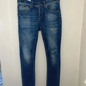 Dondup George jeans - Tja! Säljer dessa feta dondup George i storlek 32W. Jeansen är använda ett fåtal gånger och är i mycket bra skick! Rekommenderar att man är 177-183cm! Skriv vid frågor.