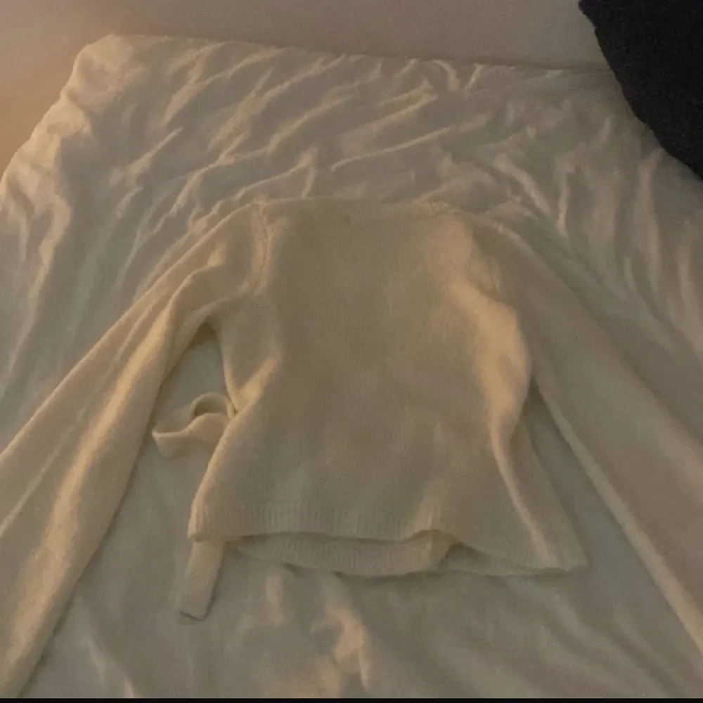 Säljer en mysig vit omlottkofta från Gina Tricot. Knappt använd så i nyskick! . Neuletakit & Villapaidat.