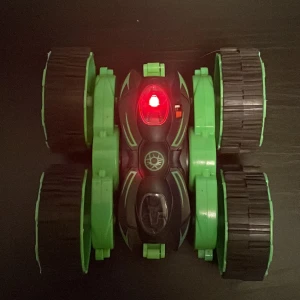Grön och svart leksaksbil med LED-ljus. Den har inga problem och bara använd några gånger och är rolig att köra. - Säljer en cool leksaksbil i svart och grönt med stora hjul och inbyggt rött LED-ljus. Perfekt för barn som älskar fartfyllda äventyr. Bilen har en robust design och kan köra på olika underlag. Perfekt för både inomhus och utomhuslek!