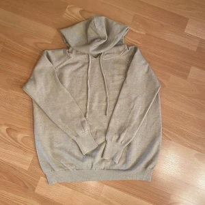 Tröja med luva  - Säljer en beige hoodie, perfekt för fina outfits och passar allt. Inga defekter 