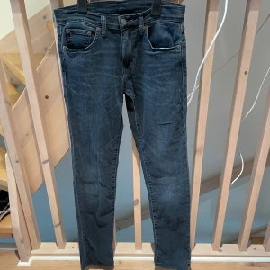 Mörkblå jeans från Levi's - Snygga mörkblå jeans från Levi's med en klassisk femficksdesign. De har en slim passform och är tillverkade i ett slitstarkt denimtyg. Perfekta för en stilren look.