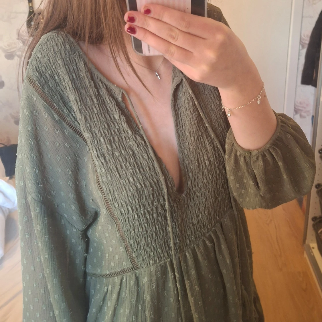 Grön klänning med volangdetaljer från Zara