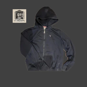 Huvtröja från Gant - Tröjan är i ett väldigt bra skick. Inga skador eller skavanker förekommer på tröjan.