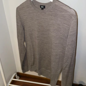Beige tröja från Uniqlo - Beige merinoull tröja från uniqlo i storlek S. Säljer då den inte passar längre.