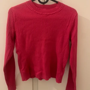 Tröja  - Säljer en snygg ribbad tröja med långa ärmar.   Perfekt för att hålla sig varm och stilren under kyligare dagar. Tröjan har en enkel design med rund halsringning. Storlek s