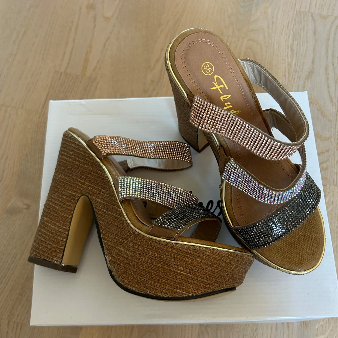 Högklackade skor/sandaletter - 1