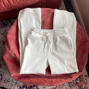 Vita ”basic straight sweatpants” - Nya mjukisbyxor från Gina Tricot i perfekt skick. Raka ben och jättesköna! 