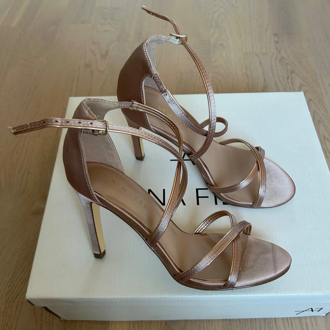 Högklackade skor/sandaletter