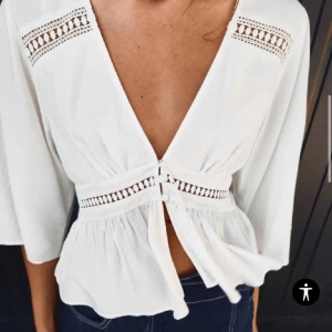 Vit blus från zara - Säljer den här vita blusen från zara. Helt ny med prislapp.
