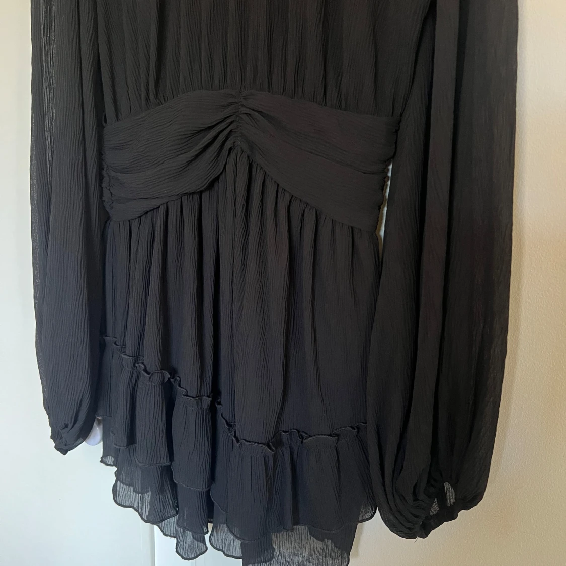 Svart klänning med volangdetaljer - 2