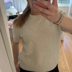 stickad t-shirt - vit stickad t-shirt från hm, den är lite nopprig men inget som man lägger märke till. kom privat för mer info och bilder