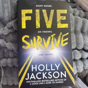 Five Survive - Spännande thriller av Holly Jackson där sex vänner måste överleva en natt med en krypskytt efter att deras husbil går sönder. En av dem är målet, och hemligheter kommer upp till ytan. Perfekt för fans av 'A Good Girl's Guide to Murder'.