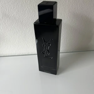 Yves Saint Laurent MYSLF Eau de Parfum - Elegant parfym från Yves Saint Laurent i en stilren svart flaska med märkets ikoniska logotyp. MYSLF Eau de Parfum erbjuder en sofistikerad doftupplevelse. Perfekt för den som söker en exklusiv och modern doft. Finns ca 80 ml kvar i flaskan. Skickar med en ”tester” på 5 ml som jag har fört över själv!