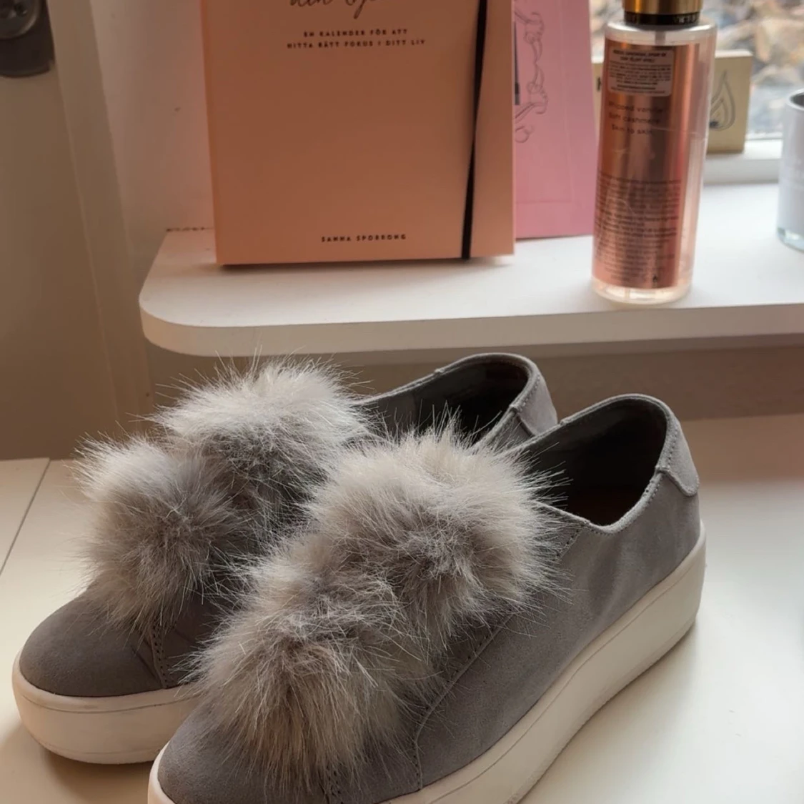 Grå sneakers med pälsdetalj från Steve Madden