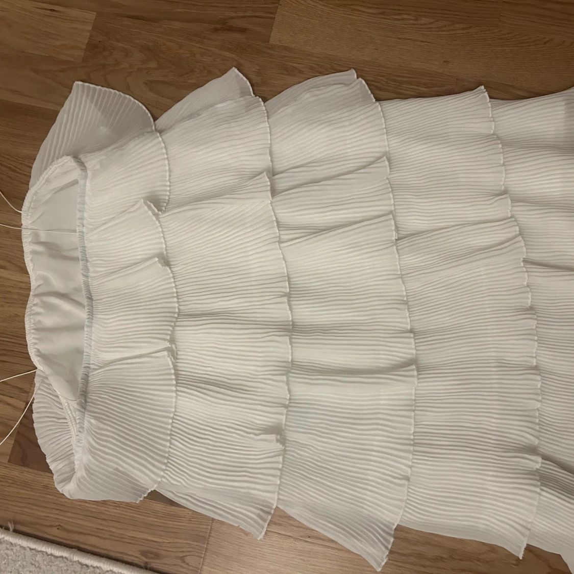 Vit axelbandslös klänning