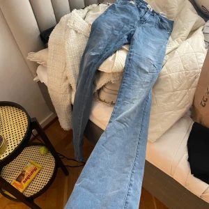 Bootcutjeans Only - Jeans i storlek 36 från Only, använda men inga defekter🤍 perfekt på mig som är ca 170