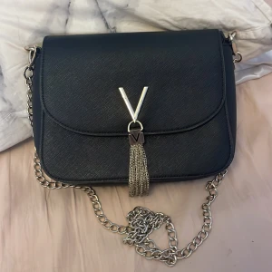Valentino handväska  - Fin väska i bra skick, man får med långt band och kort band, köpt för 1200kr . Bredd 20 cm, djup 5 cm, höjd 15 cm💕💕💕💕