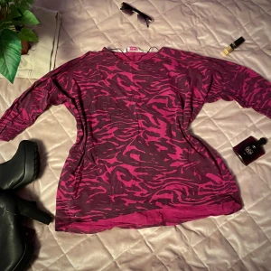 Mönstrad tröja från Instinct - Säljer en cool tröja från Instinct med ett unikt mönster i rosa och lila. Tröjan har en avslappnad passform och långa ärmar, perfekt för att sticka ut i mängden. Passar bra till både jeans och kjol. Hör av dig vid intresse! Storlek L 