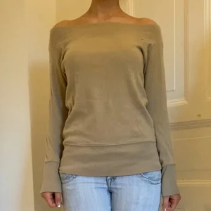 Beige offshoulder tröja - skriv privat vid frågor!❣️
