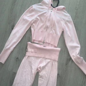 Rosa mys sett - Säljer ett mysigt rosa sett som inte kommer till användning då de är lite stort på mig🩷kan gå ner i pris vid snabb affär☺️