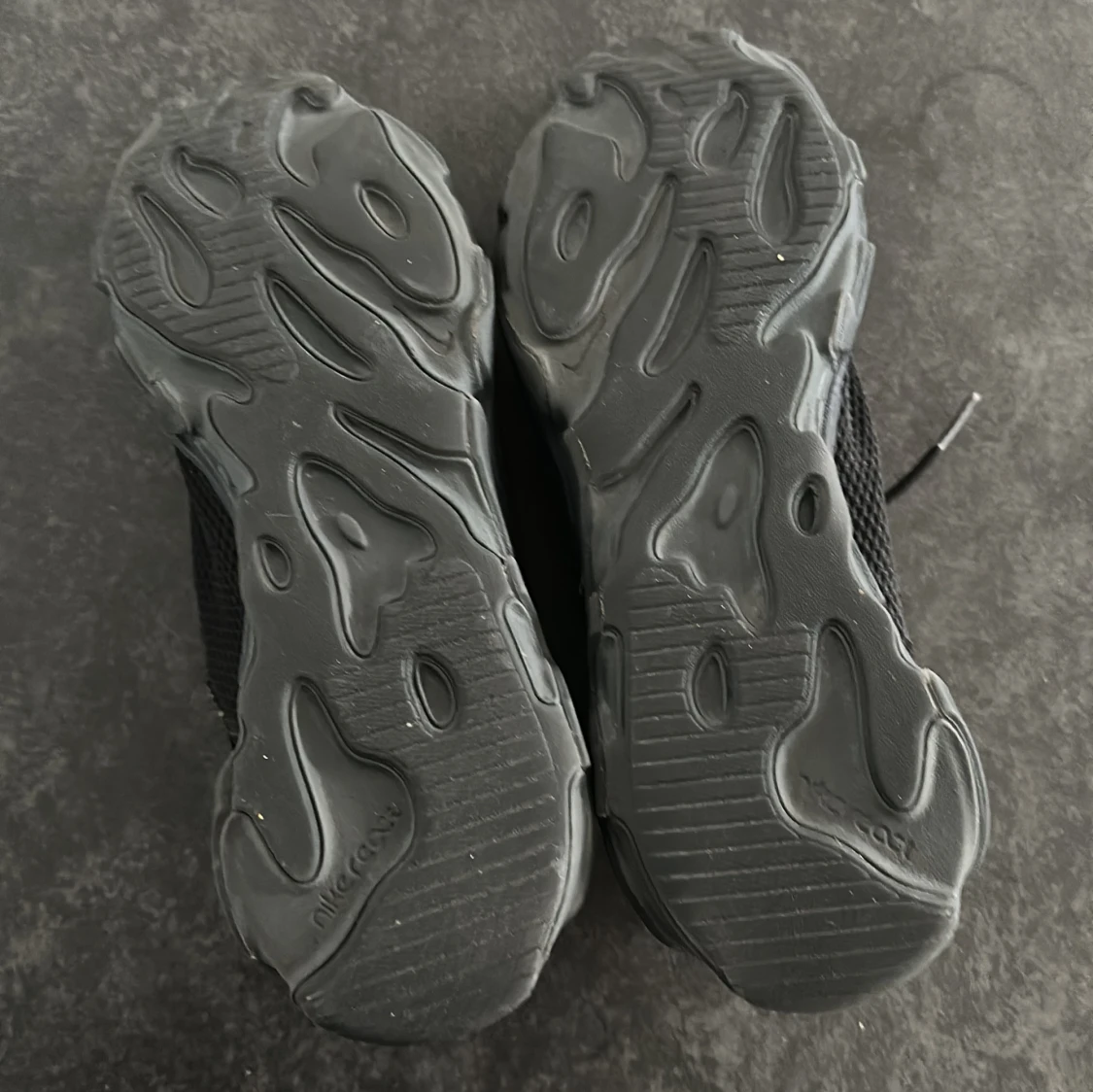 Svarta Nike sneakers med gula detaljer - 3