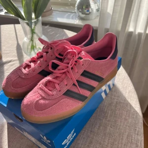 Rosa Adidas Gazelle Indoor - Säljer mina rosa Adidas Gazelle Indoor sneakers då de tyvärr är för små för mig. Endast använda ett fåtal gånger och i mycket fint skick! Storlek 40 2/3 🩷🩷Köpta på Vallgatan 12 för 1349kr 