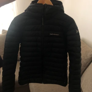 Svart dunjacka från Peak Performance - Säljer mörkblå dunjacka från Peak Performance. Den har inga defekter och är felfri, säljer den då jag använt en annan jacka. Pris kan diskuteras