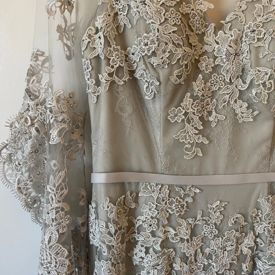 Elegant spetsklänning från Dressroom Linné - 1