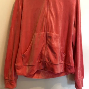 Rosa velourjacka från Gina Tricot - Säljer en mjuk och bekväm rosa velourjacka från Gina Tricot. Jackan har dragkedja framtill och praktiska fickor. Perfekt för en avslappnad stil. Den är i ny skick från Gina tricot i stolek S