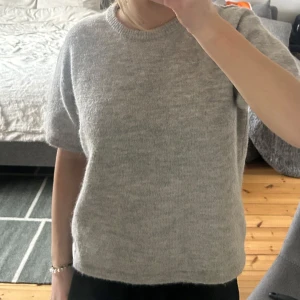 Grå stickad tröja - Säljer en mysig grå stickad tröja! Storlek 170. Nästan oanvänd!💘