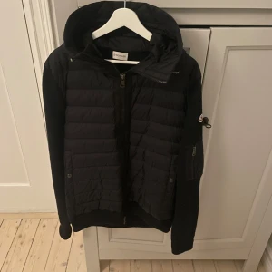Moncler cardigan Tricot - Säljer denna fina moncler cardigan i ny skick kvitto och allt medföljer i storlek Xl