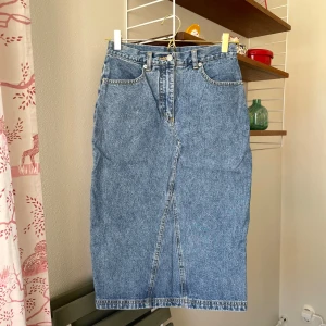 Vintage jeanskjol - Jeanskjol i midilängd. Strl 160 men passar strl XS dam. Fint skick!