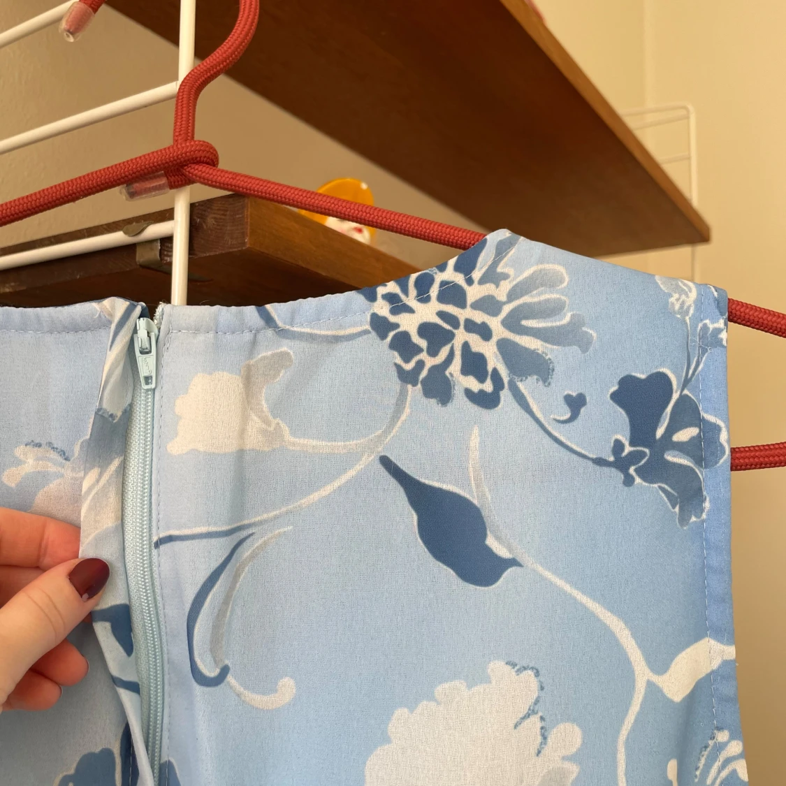 Blå blommig klänning från Savann - 2