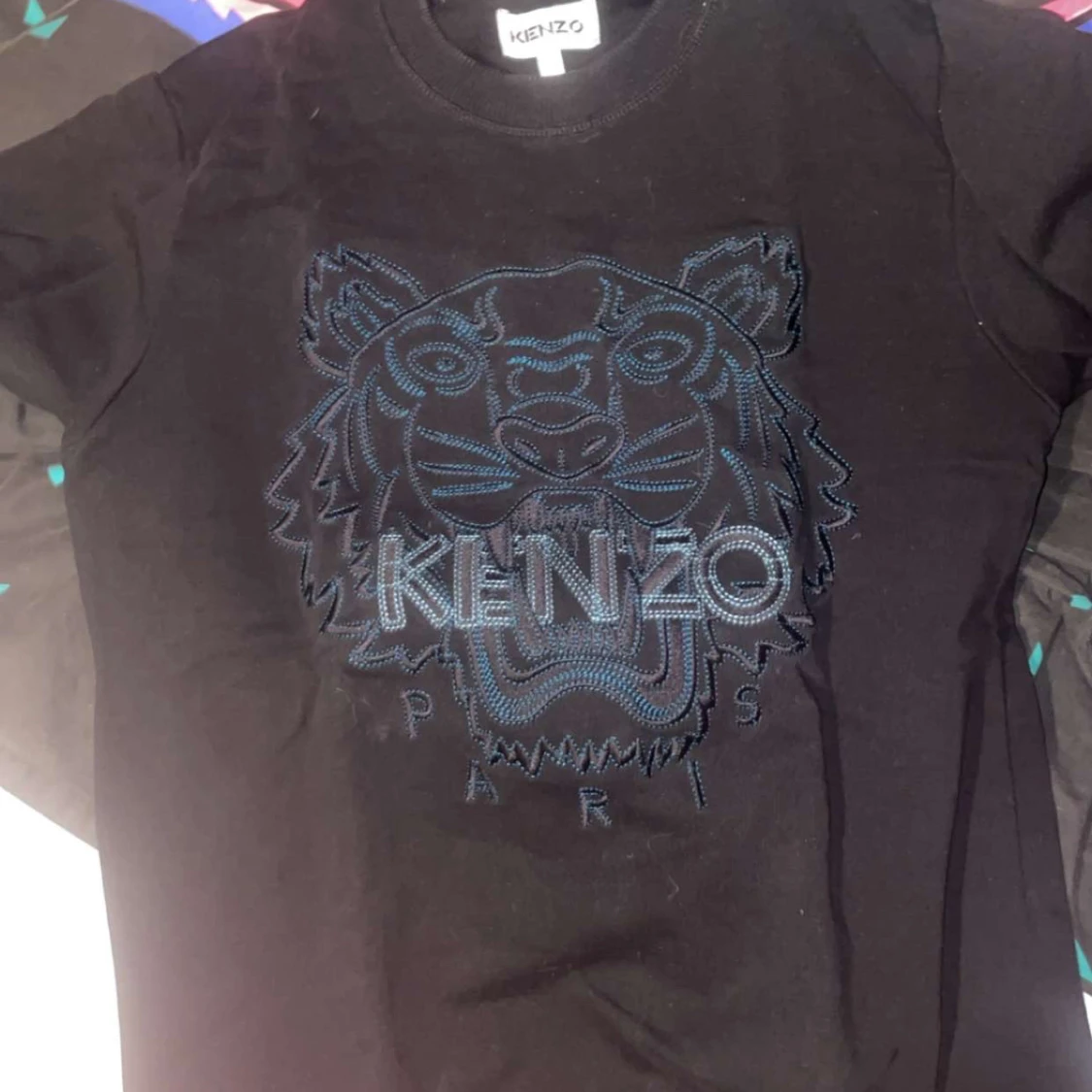 Svart t-shirt med tigerbroderi från Kenzo
