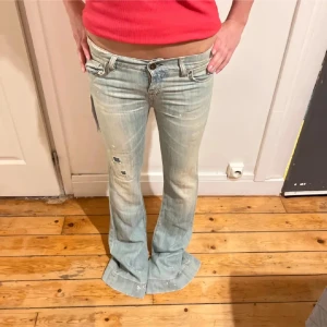 Ljusblå bootcut jeans - Snygga ljusblå bootcut jeans med slitna detaljer och låg midja💘 Såå fina verkligen men säljer vidare då de inte passade (bilderna är lånade från förra ägaren)