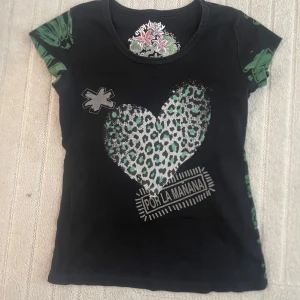 jätte snygg t shirt med massa detaljer - jätte snygg tröja ja köpte ett tag sedan men knappt använt massa coola detaljer vet dock inte vad de e för märke 