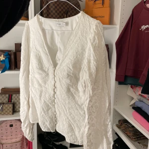 Vila blus - Vit fin blus ifrån Vila, storlek 36 och har inga defekter💖